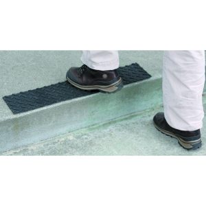 Alfombra de seguridad de caucho autoadhesiva de 17 x 4 pulgadas con superficie antiderrapante | 98856