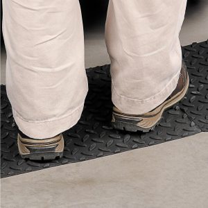 Alfombra de seguridad de hule autoadherible de 12 x 12 pulgadas con superficie antiderrapante | 98858